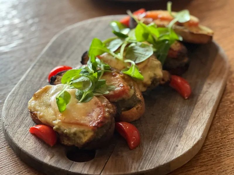 Brusketi mozzarela i paradajz